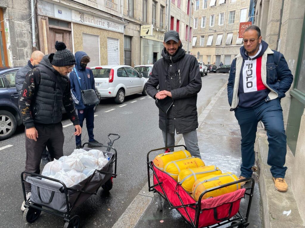Distribution de paniers alimentaire, de couettes et de duvets.