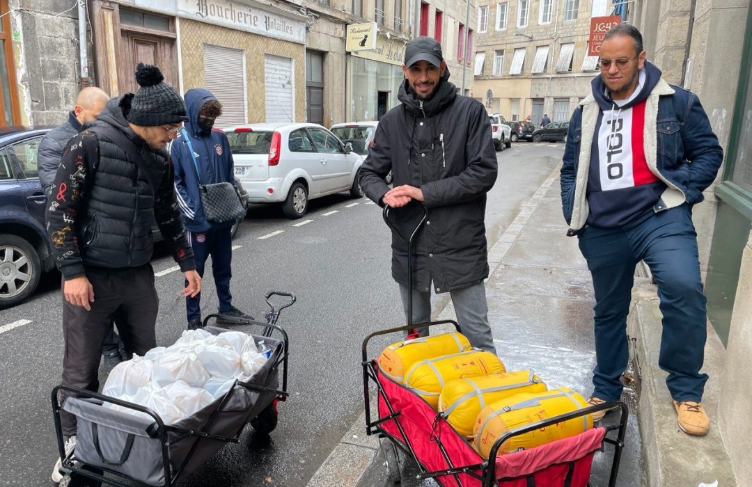 Distribution de paniers alimentaire, de couettes et de duvets.